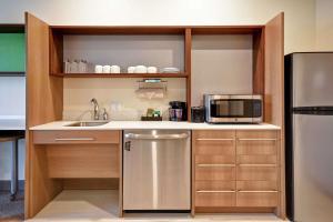 Home2 Suites by Hilton Gilbert的厨房或小厨房