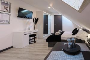 a bedroom with a bed and a desk in a room at AURORA JAROSŁAWIEC in Jarosławiec