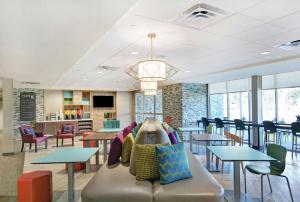 Home2 Suites By Hilton Richmond Hill Savannah I-95 tesisinde bir restoran veya yemek mekanı