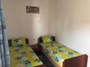 dos camas sentadas una al lado de la otra en una habitación en Villa Karim en Nabeul