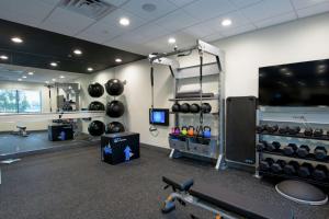um quarto com um ginásio com muito equipamento em Tru by Hilton Lafayette River Ranch em Lafayette