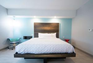 Tru by Hilton Lafayette River Ranch客房内的一张或多张床位