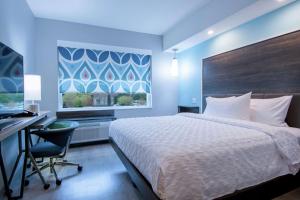 Tru by Hilton Lafayette River Ranch客房内的一张或多张床位
