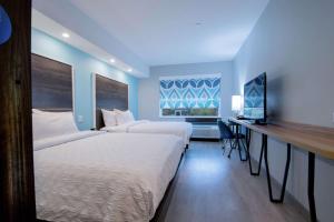 Tru by Hilton Lafayette River Ranch客房内的一张或多张床位