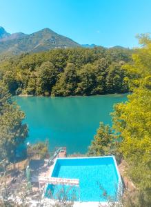 an overhead view of a swimming pool next to a lake at Jablanica villa with pool in Jablanica