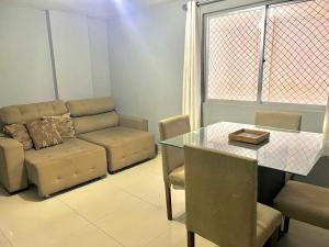 sala de estar con mesa y sofá en Apartamento Top, en Balneário Camboriú