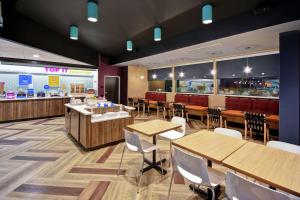 Tru By Hilton Fort Wayne餐厅或其他用餐的地方