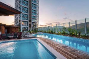 een zwembad met uitzicht op een gebouw bij Hilton Port Moresby Hotel & Residences in Port Moresby