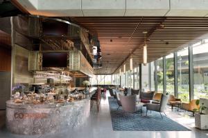 莫尔兹比港Hilton Port Moresby Hotel & Residences的酒店大堂设有酒吧和椅子