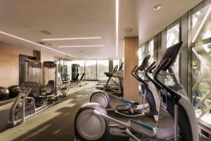 Hilton Port Moresby Hotel & Residences的健身中心和/或健身设施