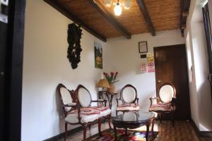 Habitación con 4 sillas, mesa y puerta en Utcubamba River Lodge, en Nuevo Tingo