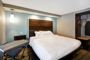 Tru By Hilton Fort Wayne客房内的一张或多张床位