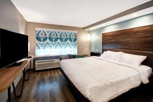 Tru By Hilton Fort Wayne客房内的一张或多张床位