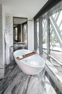 Hilton Port Moresby Hotel & Residences的一间浴室