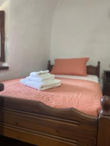 een stapel handdoeken bovenop een bed bij Terra Petra Mani in Koíta