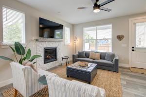 un salon avec un canapé et une cheminée dans l'établissement Queen Tide Cottage, à Ocean Shores
