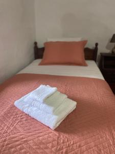 Una toalla blanca sobre una cama en Terra Petra Mani, en Koíta
