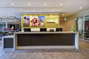 蒙特贝罗Home2 Suites by Hilton Los Angeles Montebello的大厅墙上贴着一张大海报 更多37张照片