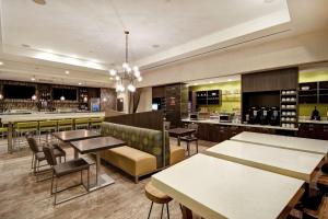 Home2 Suites by Hilton Los Angeles Montebello餐厅或其他用餐的地方