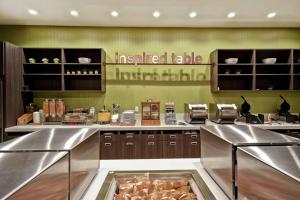 Home2 Suites by Hilton Los Angeles Montebello的厨房或小厨房