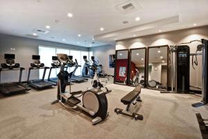 Home2 Suites by Hilton Los Angeles Montebello的健身中心和/或健身设施