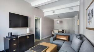 列克星敦The Sire Hotel Lexington, Tapestry Collection by Hilton的配有沙发和平板电视的客厅