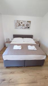 A bed or beds in a room at Holiday Home Aurora