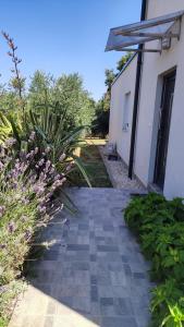 A garden outside Holiday Home Aurora