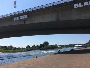 Výhled na řeku, která protéká v blízkosti apartmánu + 3 fotografie