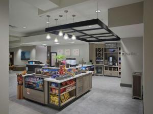 una tienda con un mostrador de comida en una tienda en Hilton Garden Inn Corning Downtown, en Corning