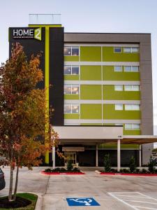 ein Gebäude mit einem Schild, das nach Hause liest in der Unterkunft Home2 Suites By Hilton Oklahoma City Nw Expressway in Oklahoma City