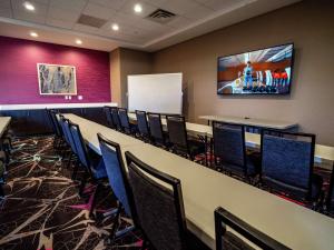 Home2 Suites By Hilton Oklahoma City Nw Expressway في مدينة اوكلاهوما: قاعة اجتماعات مع طاولات وكراسي وطاولة بيضاء