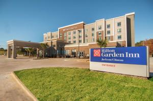 クリントンにあるHilton Garden Inn Jackson/Clintonの前に看板がある建物