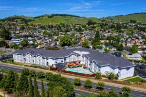 eine Luftansicht eines großen Hauses mit Pool in der Unterkunft Hampton Inn Discovery Kingdom Napa Gateway in Vallejo