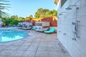 a backyard with a swimming pool and a shower at Hampton Inn Discovery Kingdom Napa Gateway in Vallejo