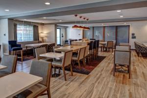 a restaurant with tables and chairs and a bar at Hampton Inn Discovery Kingdom Napa Gateway in Vallejo