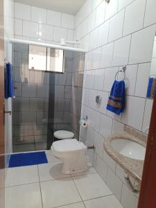 a bathroom with a toilet and a sink at Lindo Apto103 em Primavera do Leste in Primavera do Leste