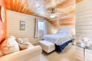 a bedroom with a bed and a couch at Sand Dollar Cottage Rockaway - Meredith Lodging in Rockaway Beach