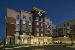 eine Darstellung eines Hotels in der Nacht in der Unterkunft Homewood Suites By Hilton Cincinnati Midtown in Cincinnati