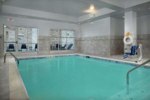 una piscina in una camera d'albergo di Homewood Suites By Hilton Cincinnati Midtown a Cincinnati
