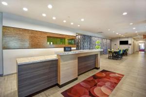 Home 2 Suites By Hilton Dothan的厨房或小厨房