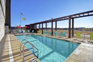 - une piscine au-dessus d'un bâtiment dans l'établissement Home 2 Suites By Hilton Dothan, à Dothan