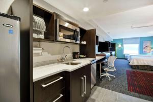 Home 2 Suites By Hilton Dothan的厨房或小厨房