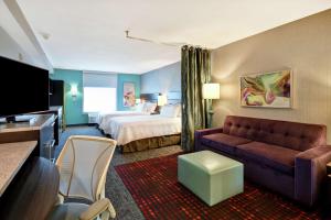 多森的住宿－Home 2 Suites By Hilton Dothan，酒店客房,配有床和沙发