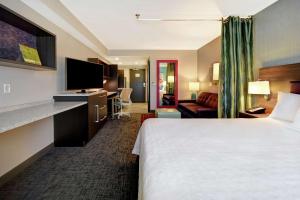 Home 2 Suites By Hilton Dothan客房内的一张或多张床位