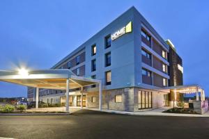 um hotel com um posto de gasolina em frente em Home2 Suites By Hilton Portland Airport em South Portland