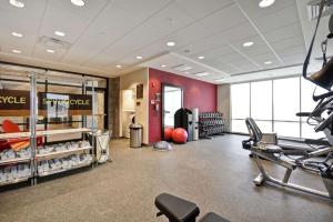 uma sala de fitness com equipamento cardiovascular e um ginásio em Home2 Suites By Hilton Portland Airport em South Portland