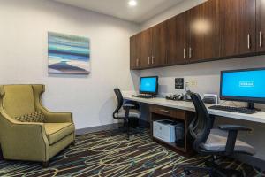 阿倫派克的住宿－Hampton Inn & Suites - Allen Park，办公室配有两台电脑和桌椅