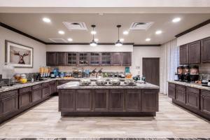 uma grande cozinha com armários de madeira e uma grande ilha em Homewood Suites By Hilton Steamboat Springs em Steamboat Springs