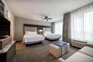 um quarto de hotel com duas camas e uma televisão de ecrã plano em Homewood Suites By Hilton Steamboat Springs em Steamboat Springs